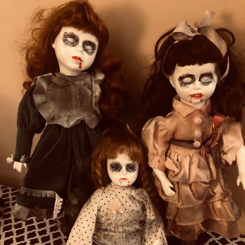Halloween. Group of creepy zombie dolls  🧟‍♀️